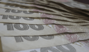 Доходи на сім’ю в Україні: скільки українців можуть собі дозволити «хліб з маслом» Доходи на сім’ю в Україні: скільки українців можуть собі дозволити «хліб з маслом»