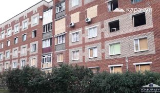 Пошкоджена багатоповерхівка у Слов'янську