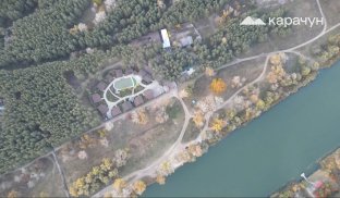 Готель "Времена года" полюбляли заможні жителі Донеччини Вид на готель "Времена года" у Святогірську згори