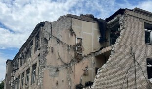 Росіяни скинули "ФАБ-250" на Дружківку: є загибла і четверо поранених