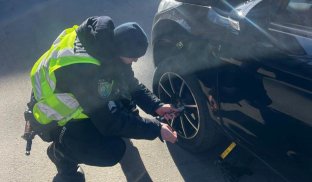 У Слов’янську патрульні допомогли водійці замінити пошкоджене колесо Сьогодні вдень до охоронців порядку по допомогу звернулася громадянка
