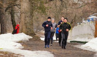 Спорт під акомпанемент вибухів: жителі Донеччини продовжують бігати для задоволення і здоров’я