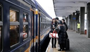 Затримки до 6 годин: обстріли РФ зірвали графік руху поїздів