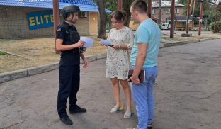 Біля колишнього супермаркета ELITE у Святогірську спіробітники ДСНС розповідають про пожежну небезпеку Святогірськ: рятувальники навчають мешканців правил пожежної безпеки