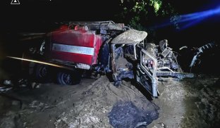 Такий вигляд має пожежна машина після вибуху У Кримках пожежна машина наїхала на вибухонебезпечний предмет