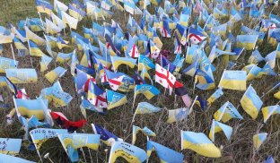 Флажки, которые напоминают о страшной цене освобождения Украины Флажки, которые напоминают о страшной цене освобождения Украины