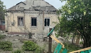 Пошкоджений будинок на Донеччині Російські війська обстрілюють міста Донецької області
