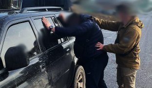 На Донеччині правоохоронці під час спецоперації затримали двох військовослужбовців Підозрювані безпідставно привласнили різні зразки трофейної стрілецької зброї