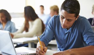 Кому в Україні не платитимуть стипендії