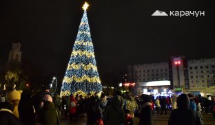 Новорічна ялинка у Слов'янську У цьому році у Слов’янську вирішили встановити новорічну ялинку