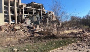 Обстріл Слов'янська 6 квітня. Зруйнована будівля на Слов'янському курорті