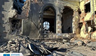 Росіяни скинули авіабомбу на залізничний вокзал у Костянтинівці Росіяни скинули авіабомбу на залізничний вокзал у Костянтинівці