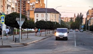 Вулиця Свободи. Центр Слов'янська У Слов'янську вирує життя