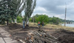 КП "Благоустрій" прибирає територію курорту Благоустрій Словкурорту