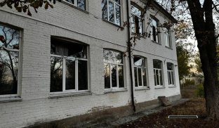 Пошкоджена будівля школи у Слов'янську Російські війська вдарили по школі у Слов'янську