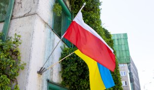 Український та польский прапори Багато наших громадян знайшли притулок у Польщі