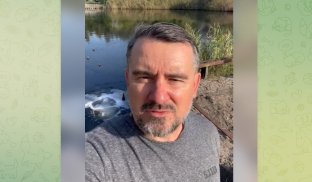 Вадим Лях на тлі працюючої свердловини На Словкурорті підвищують рівень солоності води в озерах