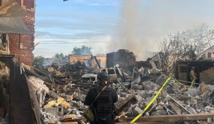 Слов’янськ знову під обстрілом: пошкоджено 32 будинки та 3 автомобілі, є поранені Слов’янськ знову під обстрілом: пошкоджено 32 будинки та 3 автомобілі, є поранені