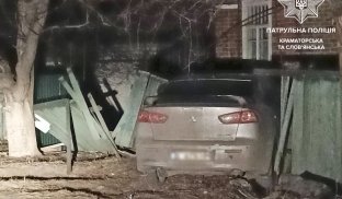У Краматорську нетвереза водійка протаранила паркан