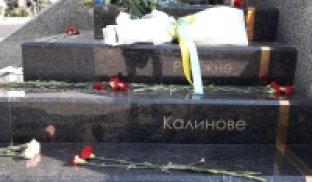 В центре Житомира есть Славянск, где всегда лежат цветы В центре Житомира есть Славянск, где всегда лежат цветы