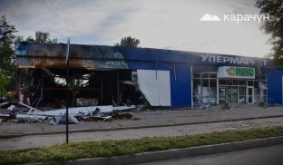 Зруйнована будівля супермаркета у Святогірську На центральній вулиці Святогірська є багато руйнувань