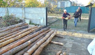 Жителі Лимана отримали дрова для опалення будинків взимку У Лимані на Донеччині готуються до зими