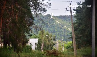 Чому жителям Святогірська можуть відмовити у компенсації Вид на пам'ятник Артему у Святогірську
