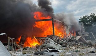 Росіяни скинули ФАБ на супермаркет у Краматорську: щонайменше 5 людей поранені, серед них дитина