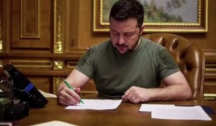 Зеленський в черговий раз продовжив воєнний стан і мобілізацію Зеленський в черговий раз продовжив воєнний стан і мобілізацію