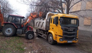 Як працюють комунальні служби у громаді неподалік лінії фронту Як працюють комунальні служби у громаді неподалік лінії фронту