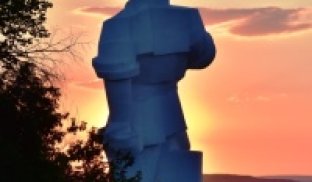 Пам'ятник Артему у Святогірську: зносити чи залишити? Пам'ятник Артему у Святогірську: зносити чи залишити?