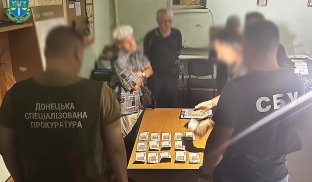 Момент затримання начальника відділу РТЦК та СП на Донеччині Посадовець військомату на Донеччині отримав 15 000 гривень хабара