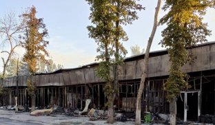 Згоріла будівля супермаркету "Щедрий кошик" у центрі Святогірська