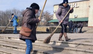 Прибирання території біля РАГСу У Слов’янську продовжують працювати на суспільно-корисних роботах