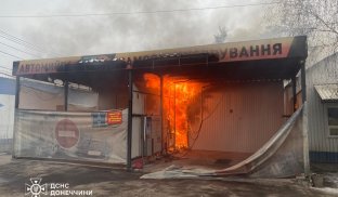 У центрі Святогірська горіла автомийка