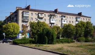 Багато жителів Слов'янська покинули свої квартири, а борги за опалення зростають Одна з багатоповерхівок у центрі Слов'янська