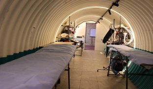 У ЗСУ на фронті з’явився перший в Україні підземний госпіталь зі сталі У ЗСУ на фронті з’явився перший в Україні підземний госпіталь зі сталі