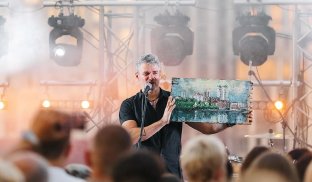 Арсен Мірзоян на концерті у Дніпрі Арсен Мірзоян продав через аукціон картину Сергія Сметанкіна