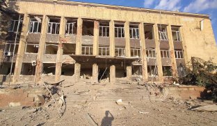 Наслідки удару по Куп'янську Куп’янськ. Росіяни скинули на місто 250-кілограмову авіабомбу. Постраждала міськрада