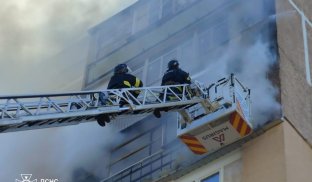У Слов’янську горіла квартира в дев’ятиповерхівці: є постраждалий У Слов’янську горіла квартира в дев’ятиповерхівці: є постраждалий
