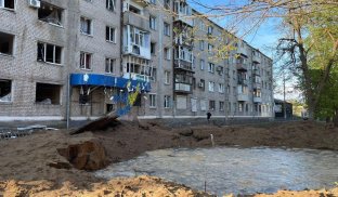 Воронка після обстрілу Слов'янська Наслідки обстрілу Слов'янська по вулиці Поштовій