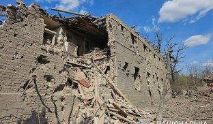 Зруйнована будівля внаслідок обстрілів 9 квітня. Донецька область Наслідки російсьих обстрілів населених пунктів на Донеччині