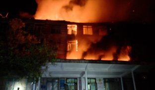 Після обстрілу в Слов'янську горів корпус ДДПУ Після обстрілу в Слов'янську горів корпус ДДПУ