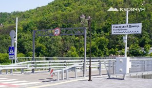 Такий вигляд має заїзд на новий міст через Сіверський Донець у Святогірську В'їзд на новий міст у Святогірську поки закрит для автотранспорту
