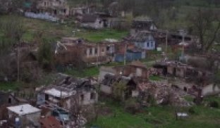 Богородичне з висоти: Павло Кириленко записав вітання з Великоднем на тлі зруйнованого села