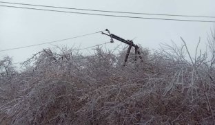 У Слов’янську енергетики продовжують ліквідовувати наслідки негоди Де у Слов'янську вже є світло
