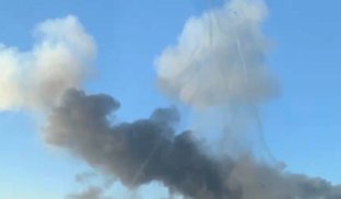 У Слов'янську внаслідок обстрілу горять три автомобілі У Слов'янську внаслідок обстрілу горять три автомобілі