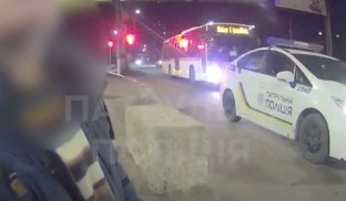 Патрульні надали допомогу чоловікові, який лежав на дорозі Чоловік ледь розмовляв та просив допомоги