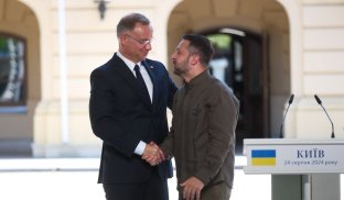 «Скидайте на парашутах»: Дуда пригрозив закрити аеропорт у Жешуві, через який поставляють зброю Україні