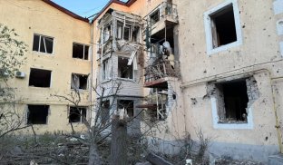 РФ вдарила по житлових будинках у Дружківці: поранено 7 людей, серед них 16-річна дівчина РФ вдарила по житлових будинках у Дружківці: поранено 7 людей, серед них 16-річна дівчина